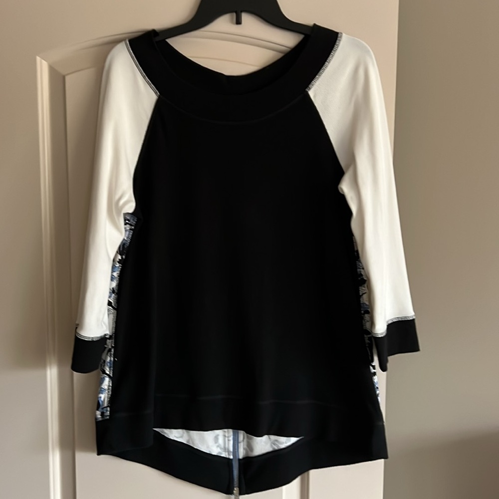 Chico’s Zenergy Floral Back Zipper Top - Picture 11 of 11